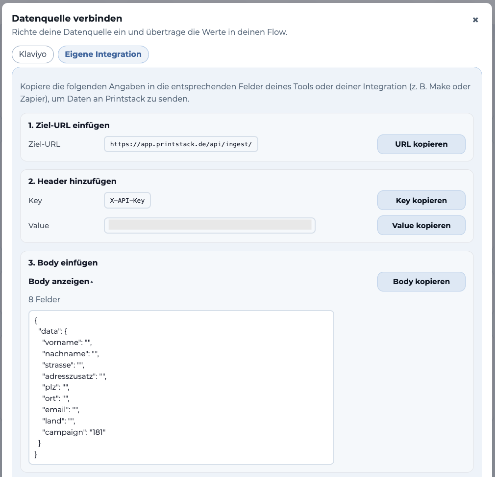 Eigene Integration in Printstack: Ziel-URL, API-Key-Header und kopierbarer Body mit leeren Empfängerfeldern. Der Schlüsselwert ist verdeckt.